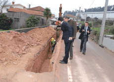 Antonio Pontes e Joaquim Oliveira, acompanhando a obra.