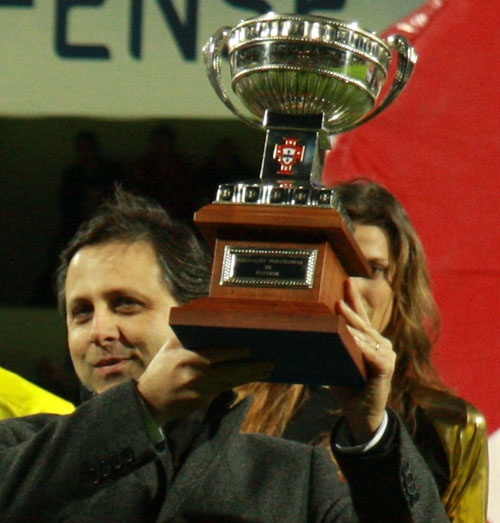 Rui Silva com taça de Capeão da Liga Vitalis