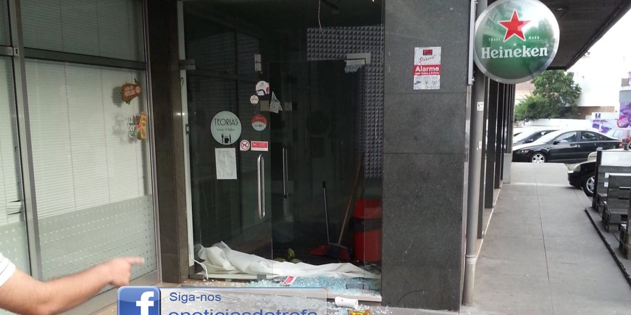 Assaltaram café e levaram máquina de tabaco