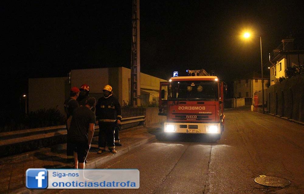 GNR e Bombeiros chamados para… defumação de chouriças