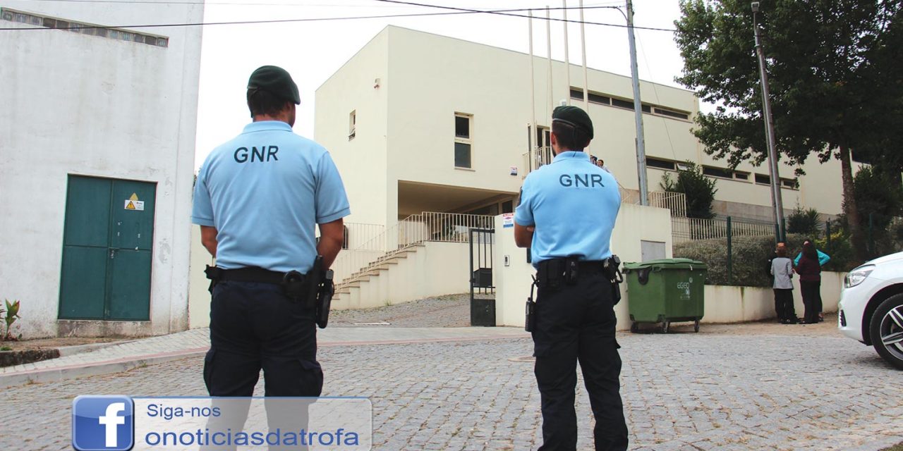 Homem invadiu a escola e terá incentivado filhos a agredir colega
