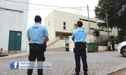 Homem invadiu a escola e terá incentivado filhos a agredir colega