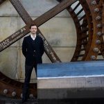 Metalogalva monta fábrica no sol das Arábias