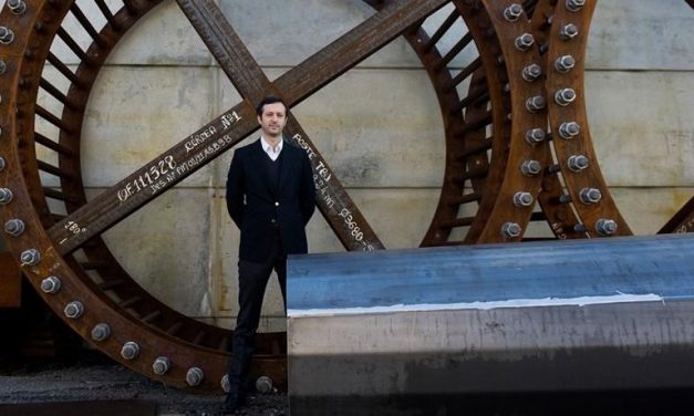 Metalogalva monta fábrica no sol das Arábias