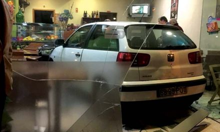 Carro destrói montra de café