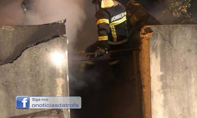 Incêndio destrói anexo que guardava lenha e animais