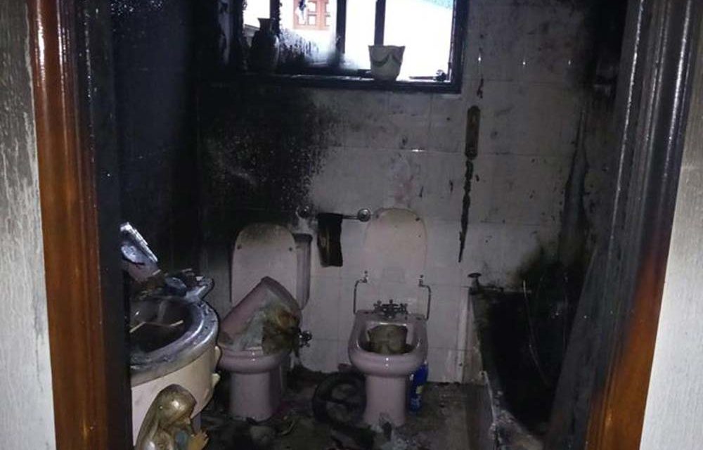 Incêndio em casa de banho obriga a intervenção dos Bombeiros