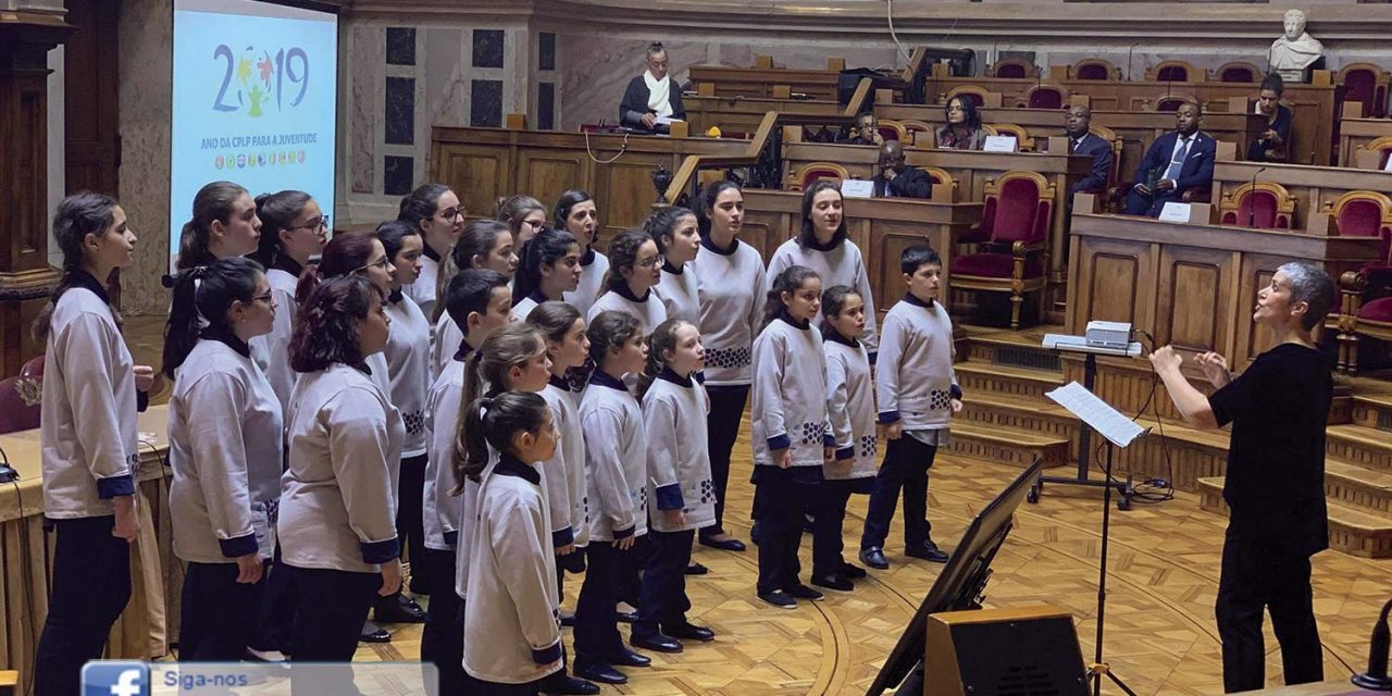 Meninos Cantores cantam na Assembleia da República