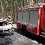 Carro consumido pelas chamas junto ao Lar do Emigrante