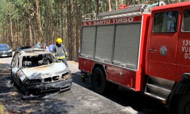 Carro consumido pelas chamas junto ao Lar do Emigrante