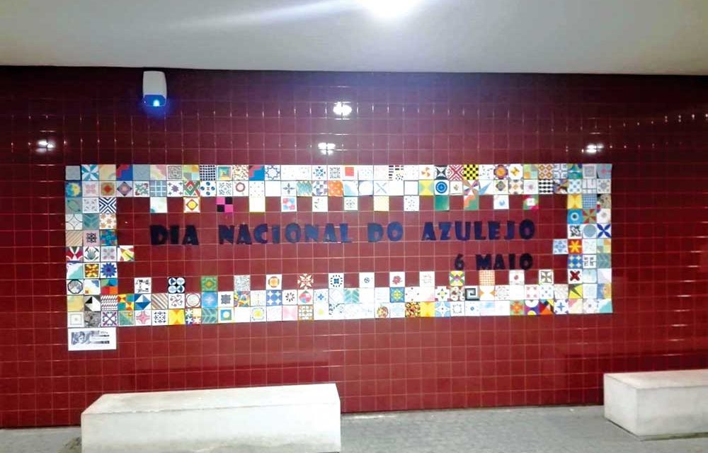 Alunos recriam painel de azulejos