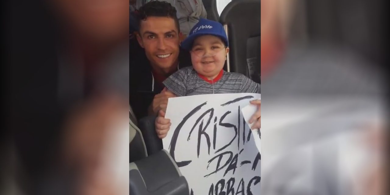 Ronaldo para autocarro da seleção para abraçar o Eduardo, uma criança de S.Romão do Coronado (c/videos)