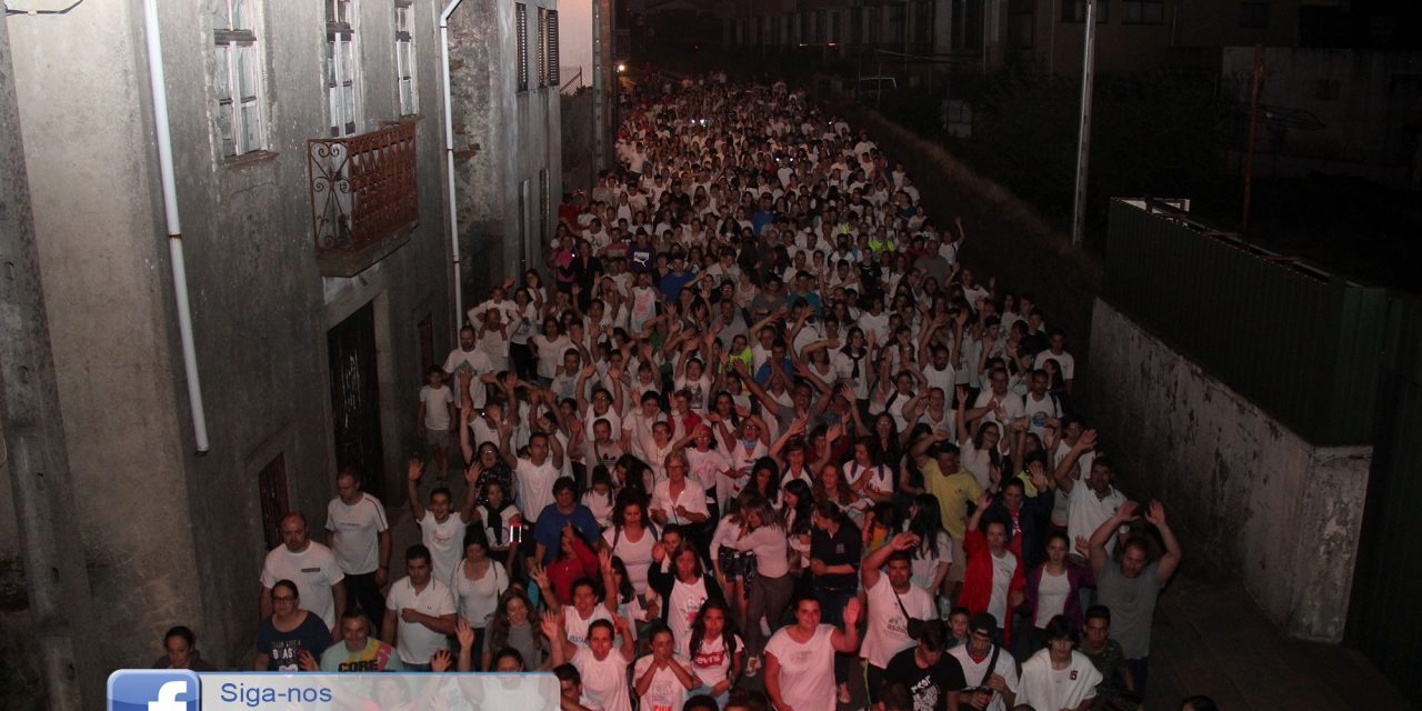 Caminhada coloriu noite de centenas de pessoas ( c/ video e galeria)