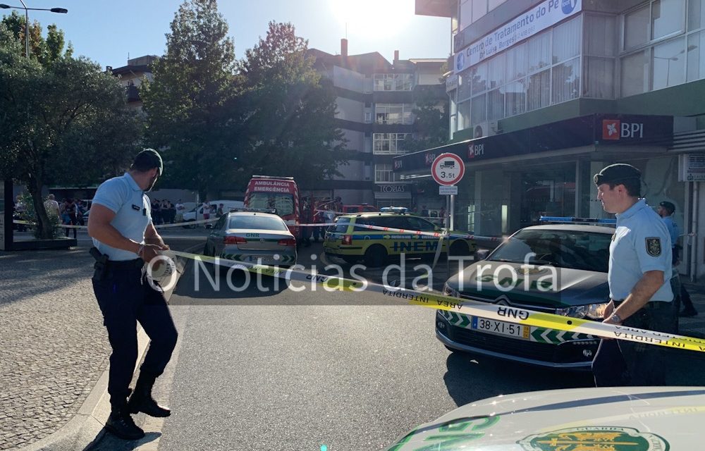 Mulher morre em queda de prédio. Homem levado para o posto da GNR