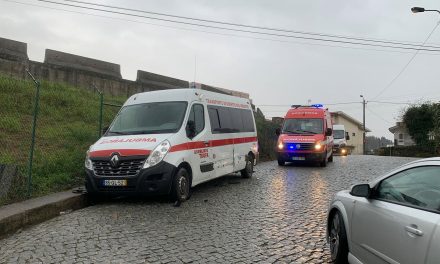 Colide com ambulância e foge