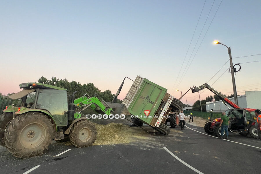 Atrelado de trator agrícola 'capota' em Santiago de Bougado
